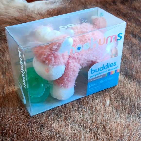 NWT Baby bundle bibs, paci giraffe plushie and Munchkin teething spoon - Picture 3 of 4